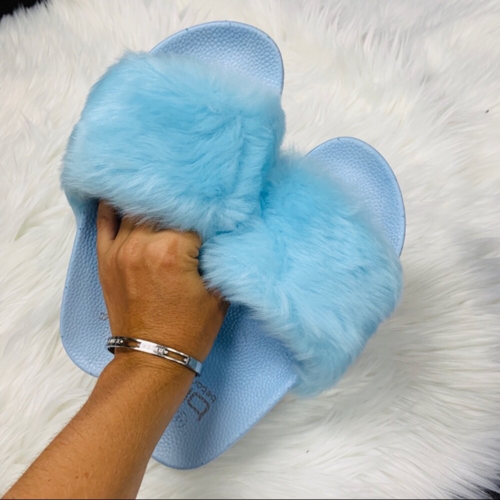 🔥Blue Faux Fur Slides - Picture 1 of 5